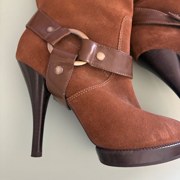 New BCBG Taupe brown tan Suede Slouch mid  HighHeeled Boots Y2K style 7.5 - Picture 15 of 16